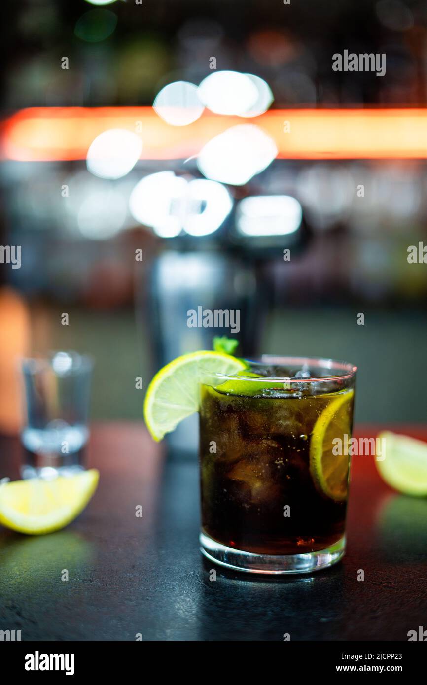 Bicchiere di cola ghiacciata al bar. Messa a fuoco selettiva Foto Stock
