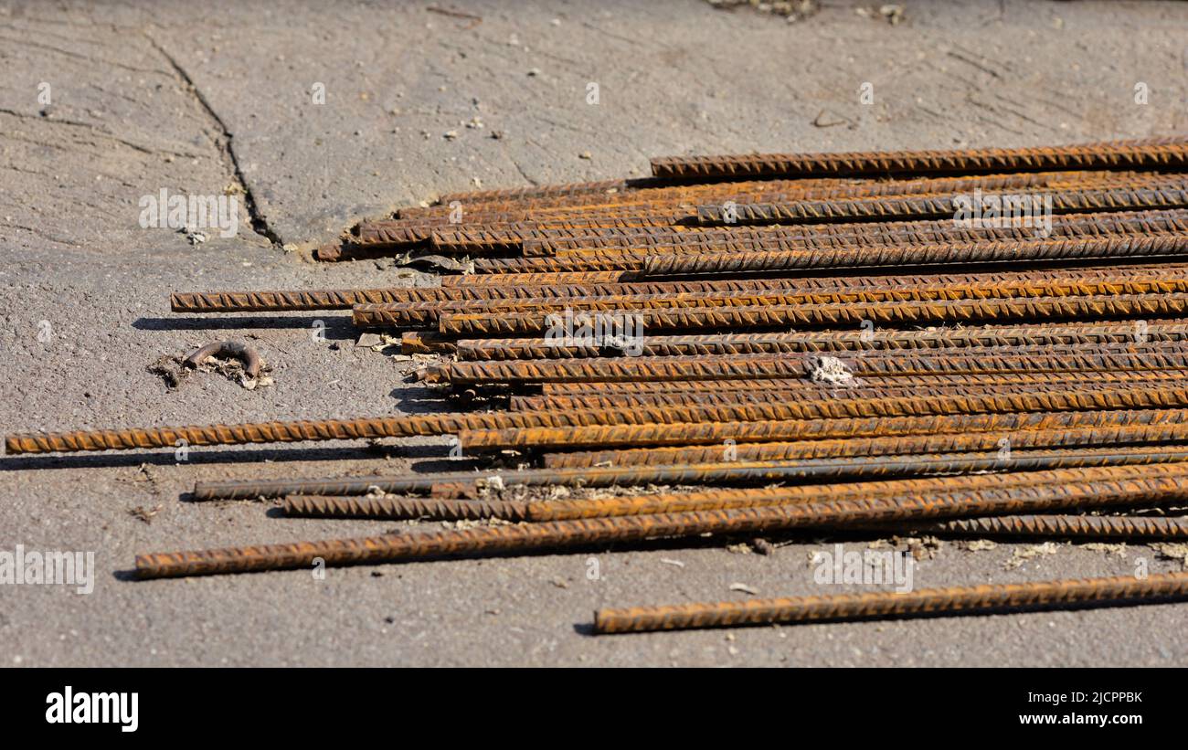 Un fascio di arrugginito rebar Foto Stock