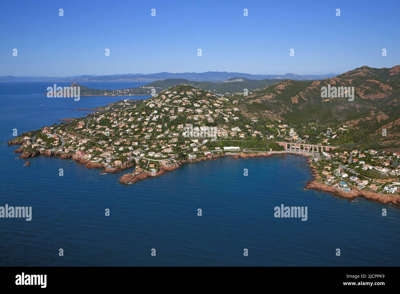 Francia, Var, catena montuosa Esterel situato ai margini del Mediterraneo, la vista si estende Antheor, agay e Capo Dramont (foto aerea) Foto Stock