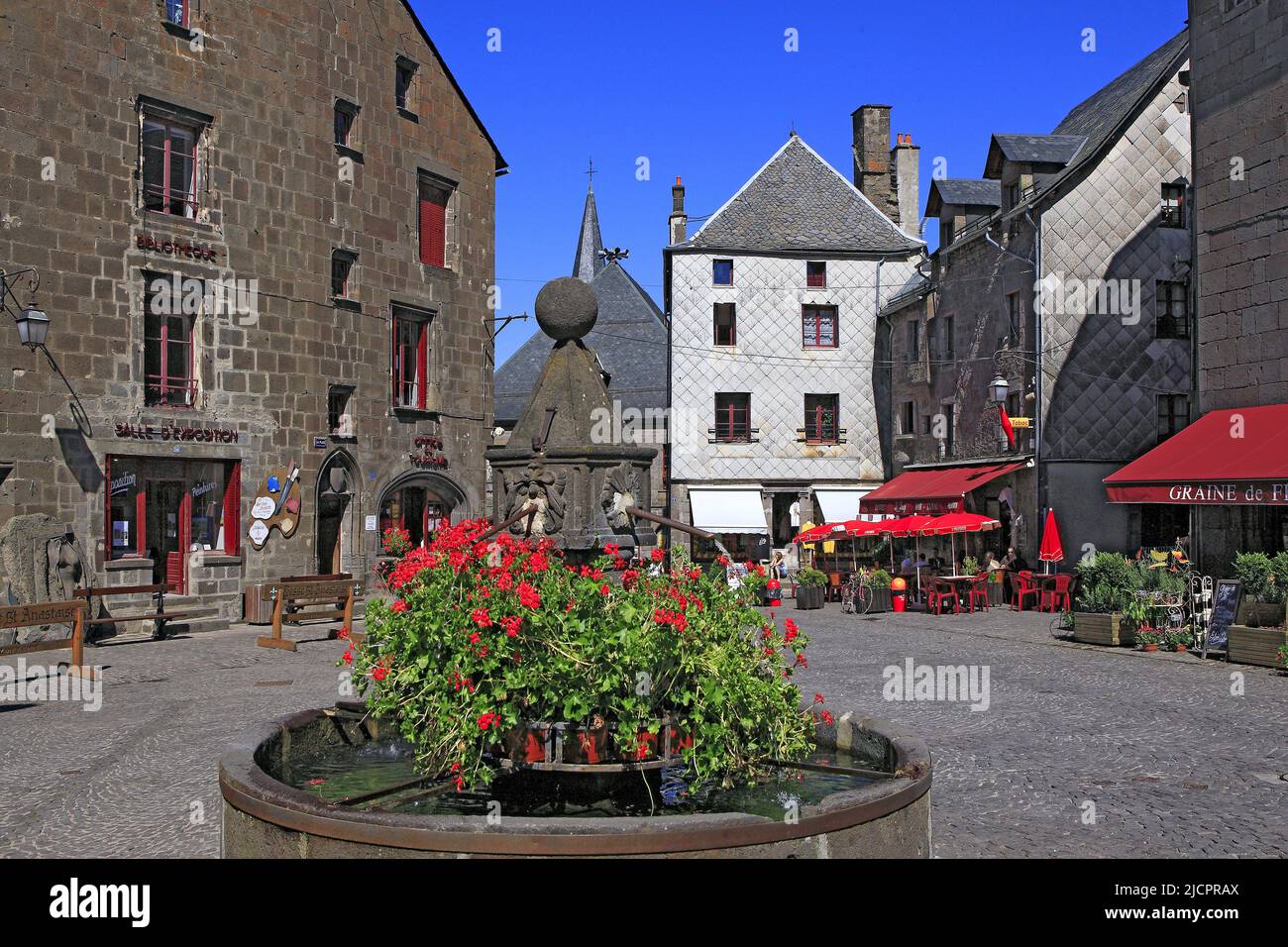 Francia, Puy-de-Dôme Besse-et-Saint-Anastaise, Besse-en-Chandesse, la fontana nel centro del villaggio Foto Stock