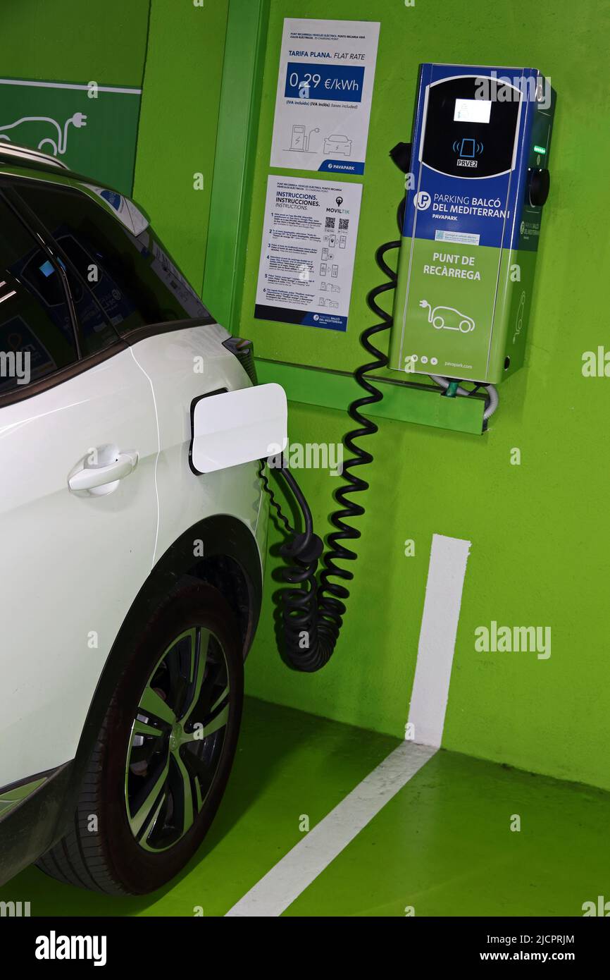 Punto di ricarica auto elettriche, in uso, nel parcheggio sotterraneo, Tarragona Foto Stock