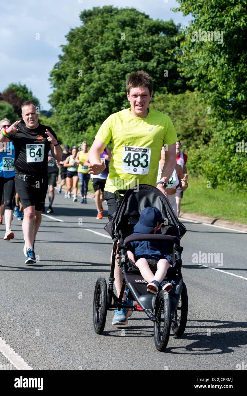 Corridori nella gara di strada 2022 due Castelli 10K, Warwickshire, Regno Unito Foto Stock