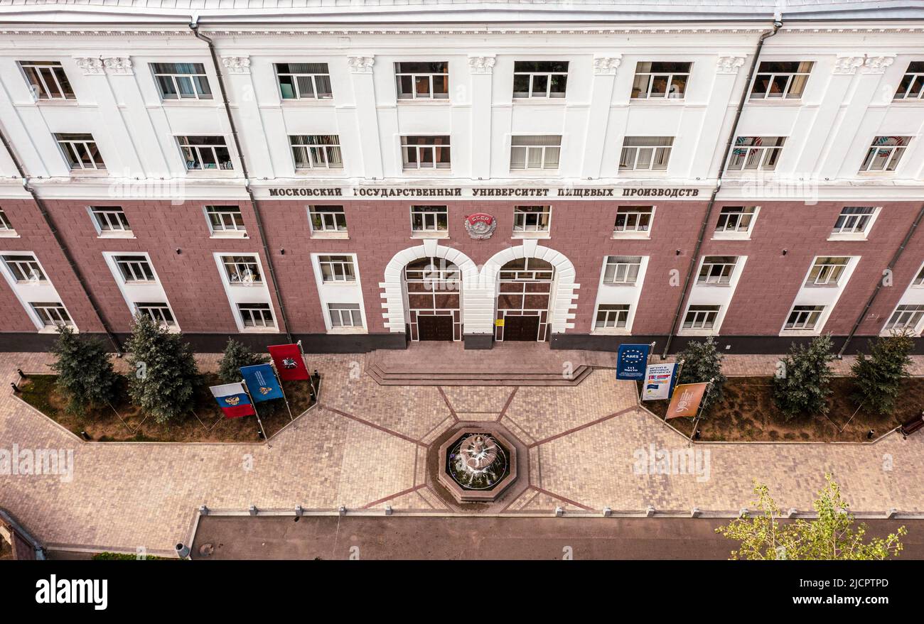 Mosca, Russia - 15 giugno 2022: L'Università di Stato di Mosca per la produzione alimentare, edificio Stvrin sulla via Volokolamskoye Shosse nella capitale russa di Mosca. Foto di alta qualità Foto Stock