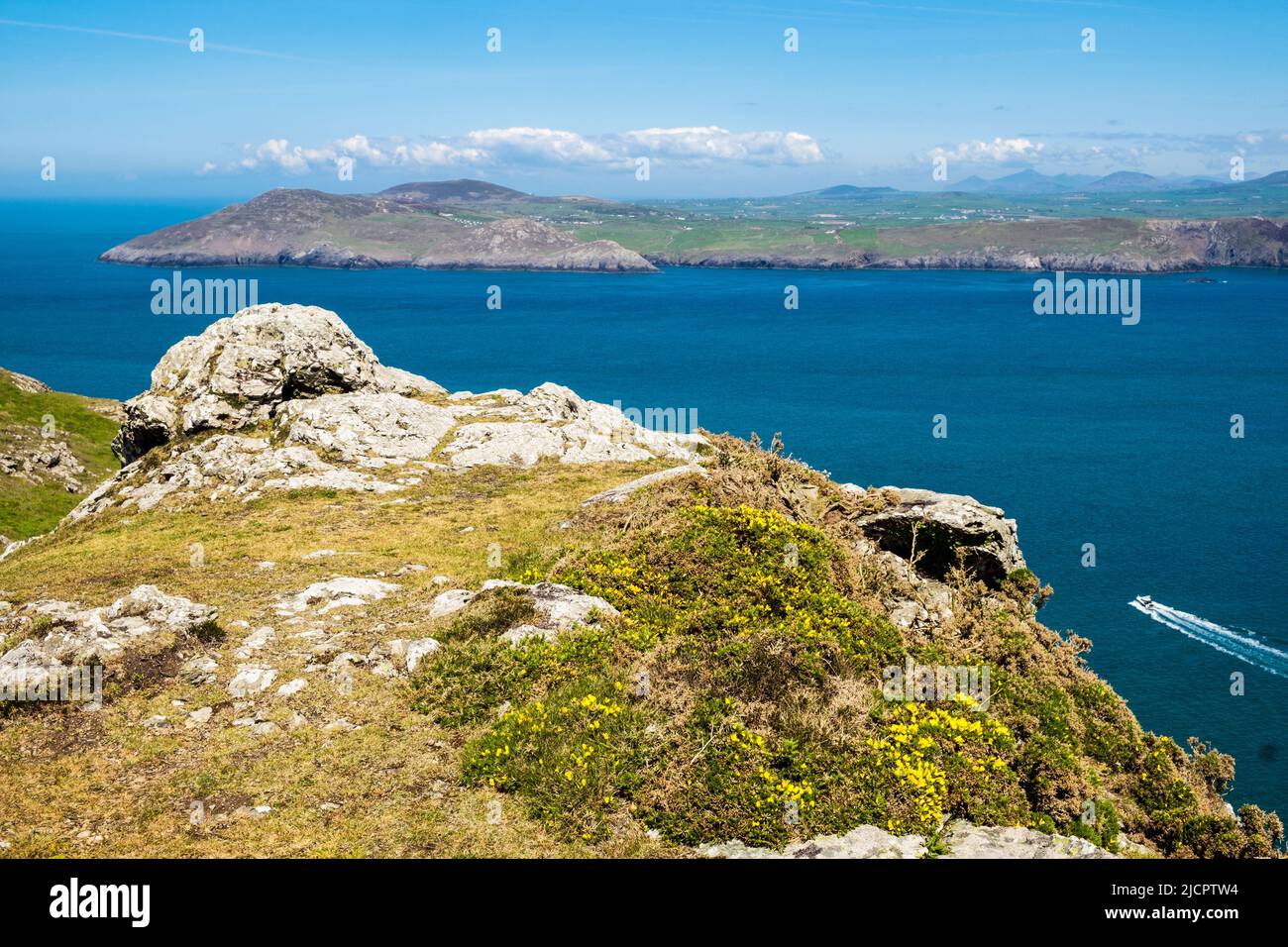 Vista sul mare blu e calmo fino alla penisola di Llyn dalla montagna di Mynydd Enlli su Ynys Enlli o Bardsey Island sulla costa occidentale gallese. Gwynedd, Galles settentrionale, Regno Unito Foto Stock