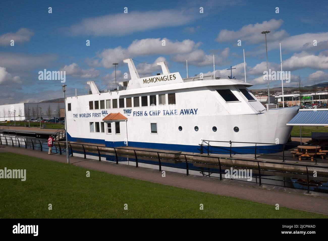 McMonagles i Mondi vela prima attraverso il pesce e chip takeaway sul Forth e Clyde Canal, Clydebank, West Dunbartonshire, Scozia Foto Stock