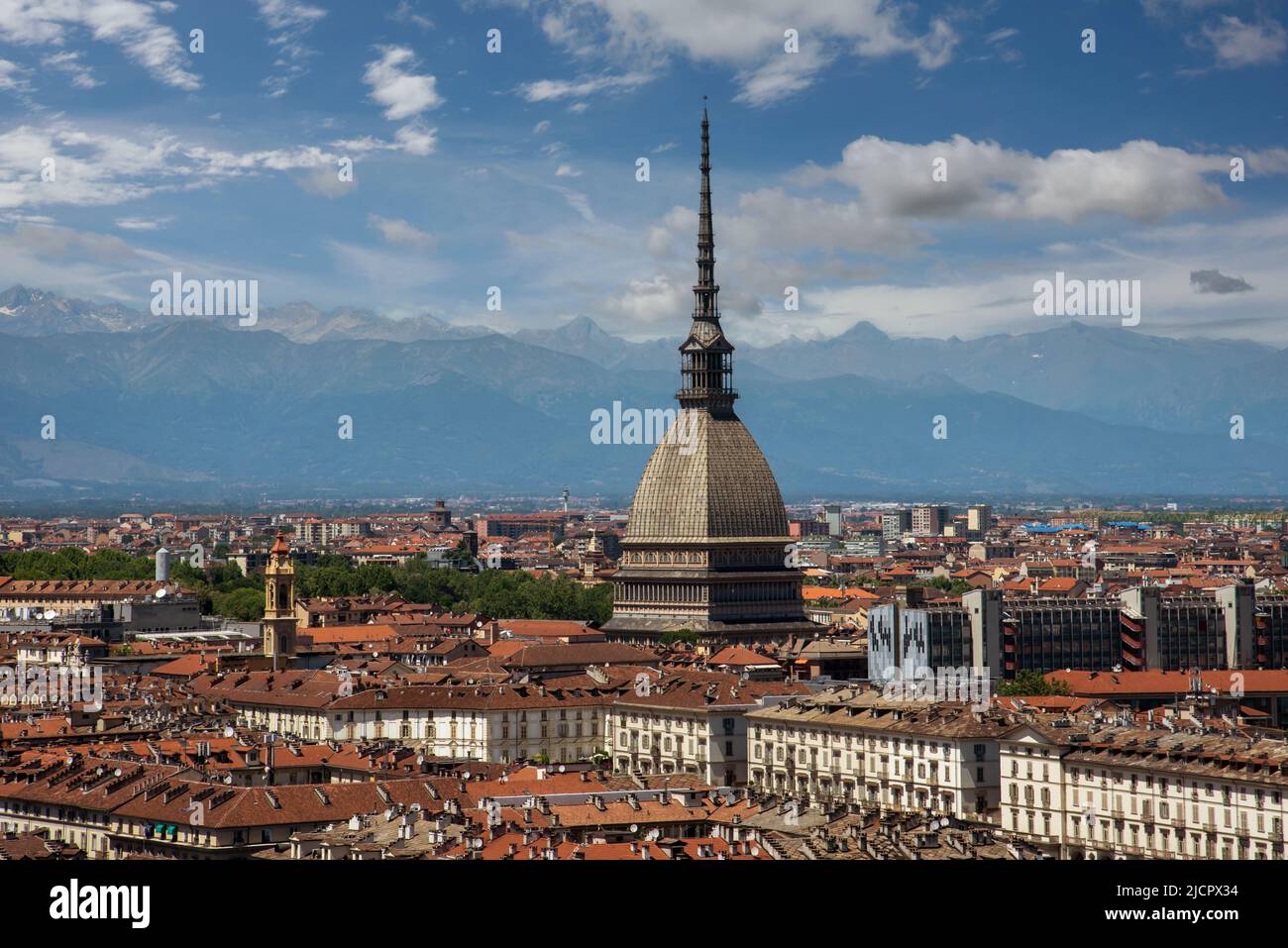 Torino, Piemonte, Italia - paesaggio urbano visto dall'alto con la Mole Antonelliana architettura simbolo della città di Torino, sullo sfondo le Alpi Foto Stock