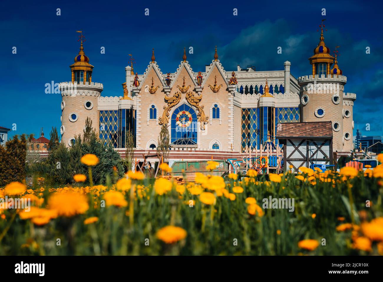 Tatar state Puppet Theatre. Facciata principale fata dell'edificio del teatro delle marionette. Tatarstan, Russia. Vista Summaer Foto Stock