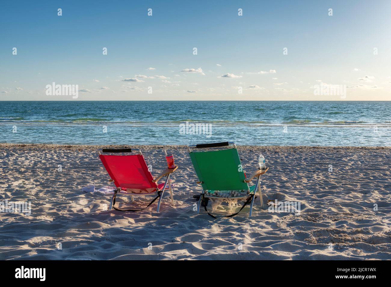 Vista al tramonto delle sdraio con accessori da spiaggia a Naples Beach, Florida, USA Foto Stock