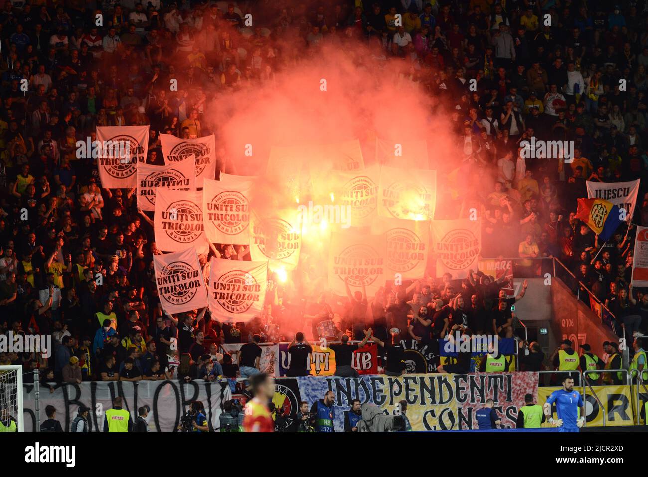 Spettatori rumeni durante la partita della UEFA Nations League tra Romania e Montenegro , 14.06.2022, Stadion Giulesti , Bucarest , Cristi Stavri Foto Stock