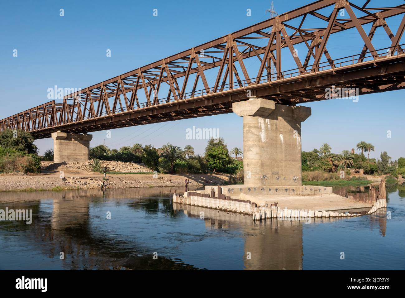 Ponte sul Nilo con riflessi, Egitto Foto Stock