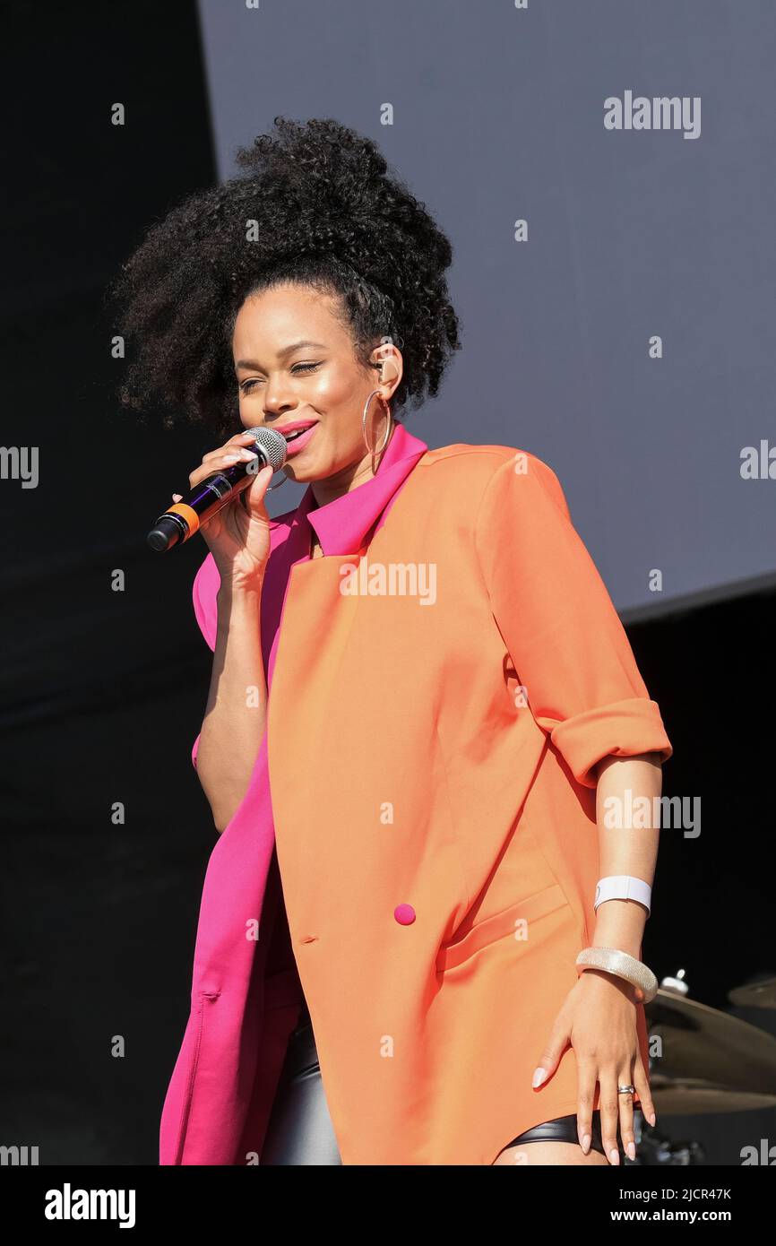 Angela Ricci dei Brand New Heavies che si esibiscono al Cambridge Club Festival a Childerley Orchard, Cambridge, Regno Unito. Giugno 11, 2022 Foto Stock