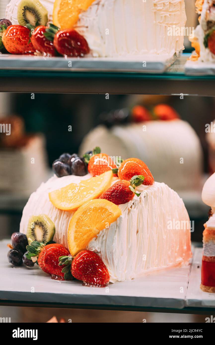 pasticceria al forno con un assortimento di prodotti di pasticceria yummy. Vari tipi diversi di dolci dolci in Pastry Shop Glass Display. Buon assortimento di prodotti di pasticceria. Buffet Foto Stock