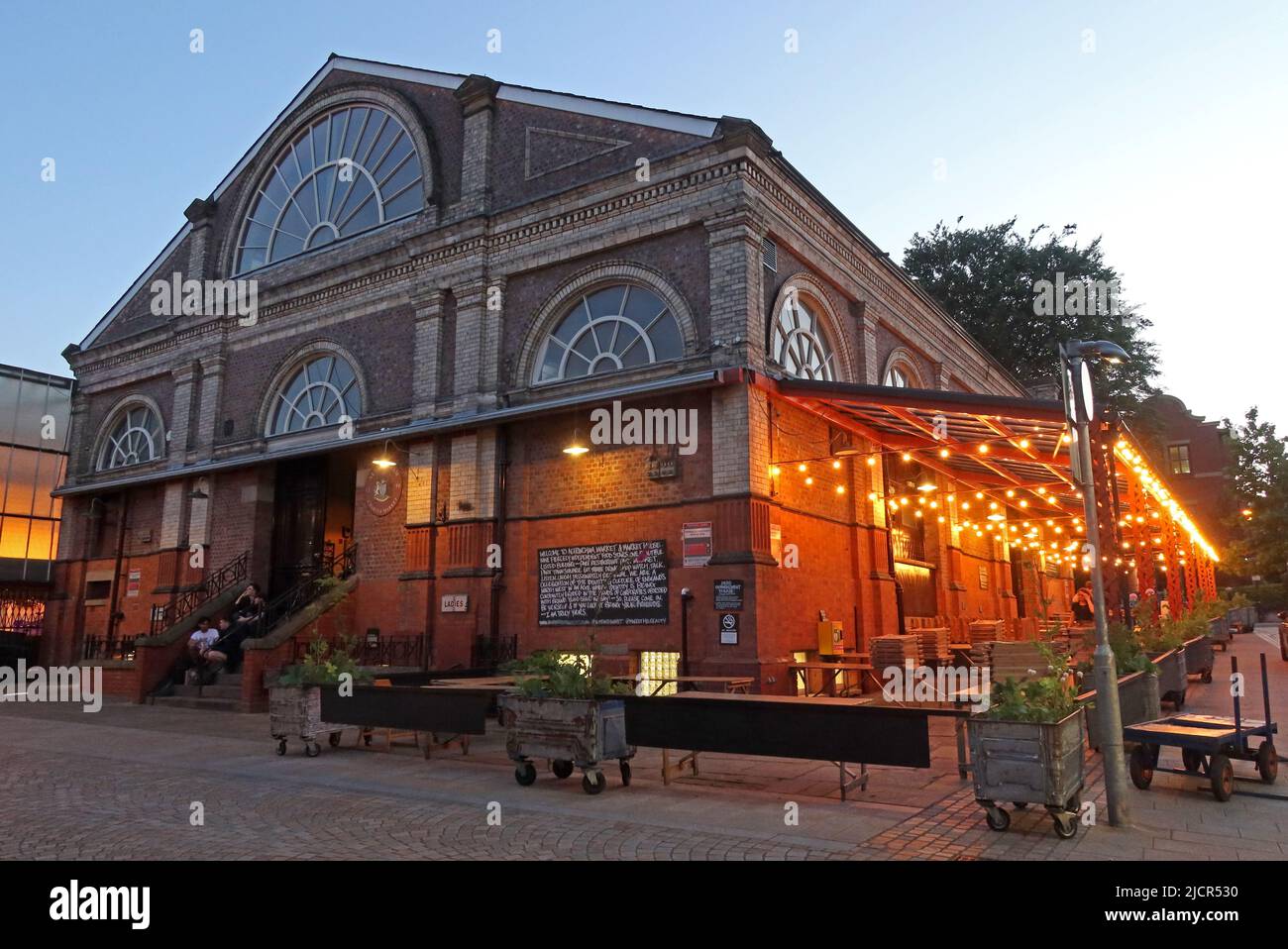 Altrincham Market House, in serata, Greenwood St, Altrincham, Greater Manchester, INGHILTERRA, REGNO UNITO, WA14 1SA Foto Stock