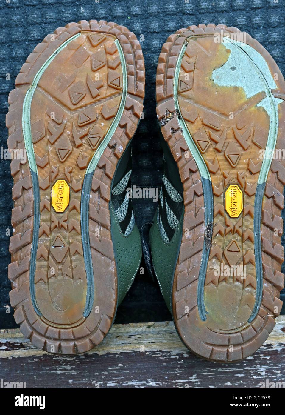 Scarpe da passeggio Merrill indossate in modo non uniforme Foto Stock