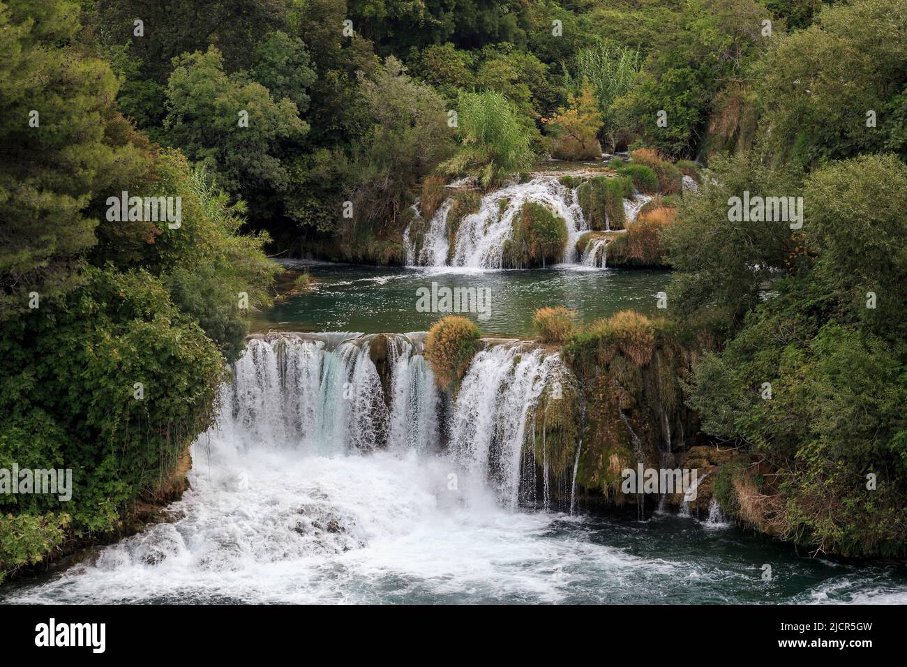 CROAZIA - 9 SETTEMBRE 2016: Questa è una parte delle cascate della cascata Skradin Buk sul fiume Krka nella Riserva Naturale Nazionale di Krka. Foto Stock