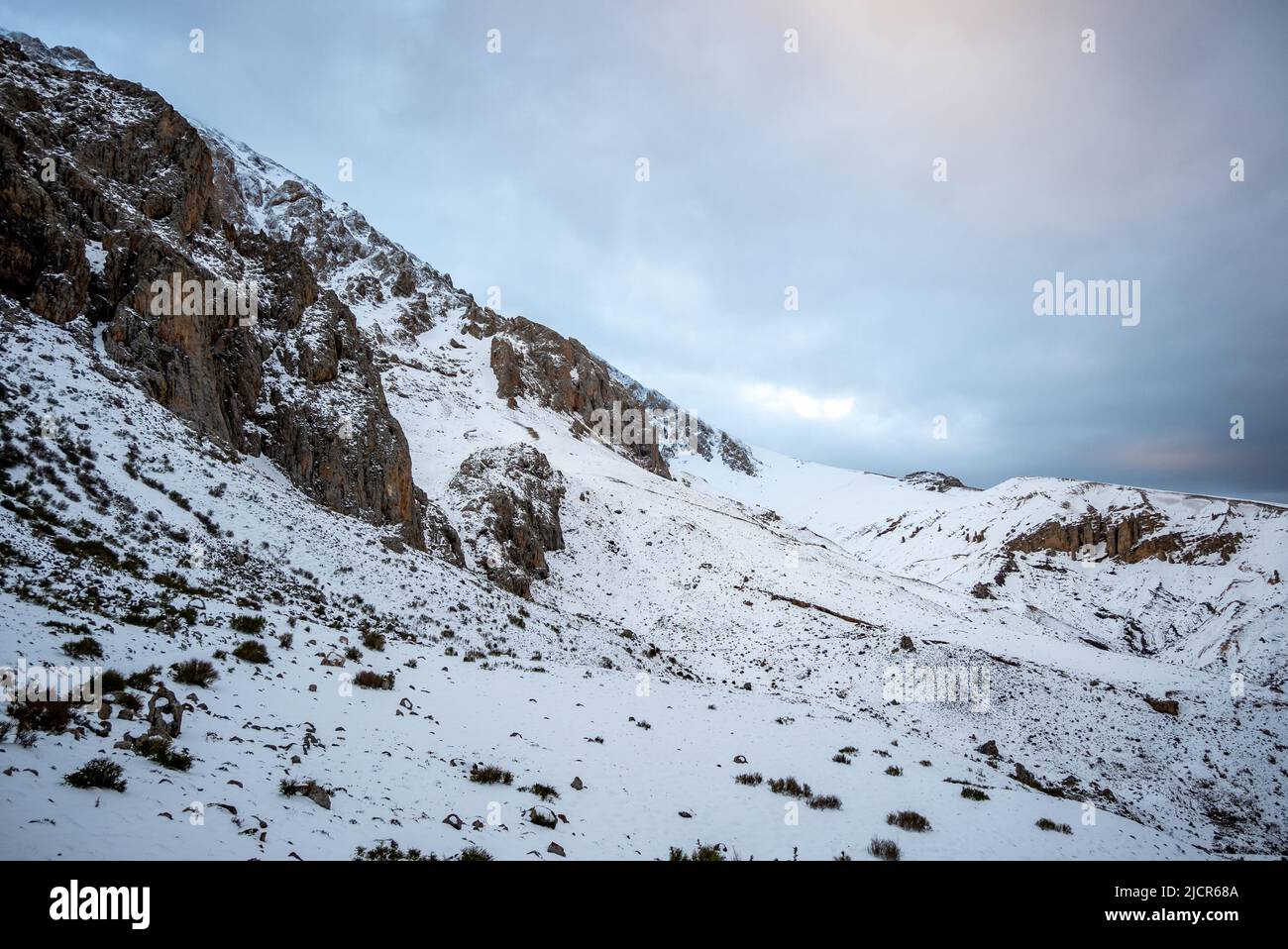 Cima innevata del Monte Demirkazık dei Monti Taurus. Niğde, Türkiye. Foto Stock