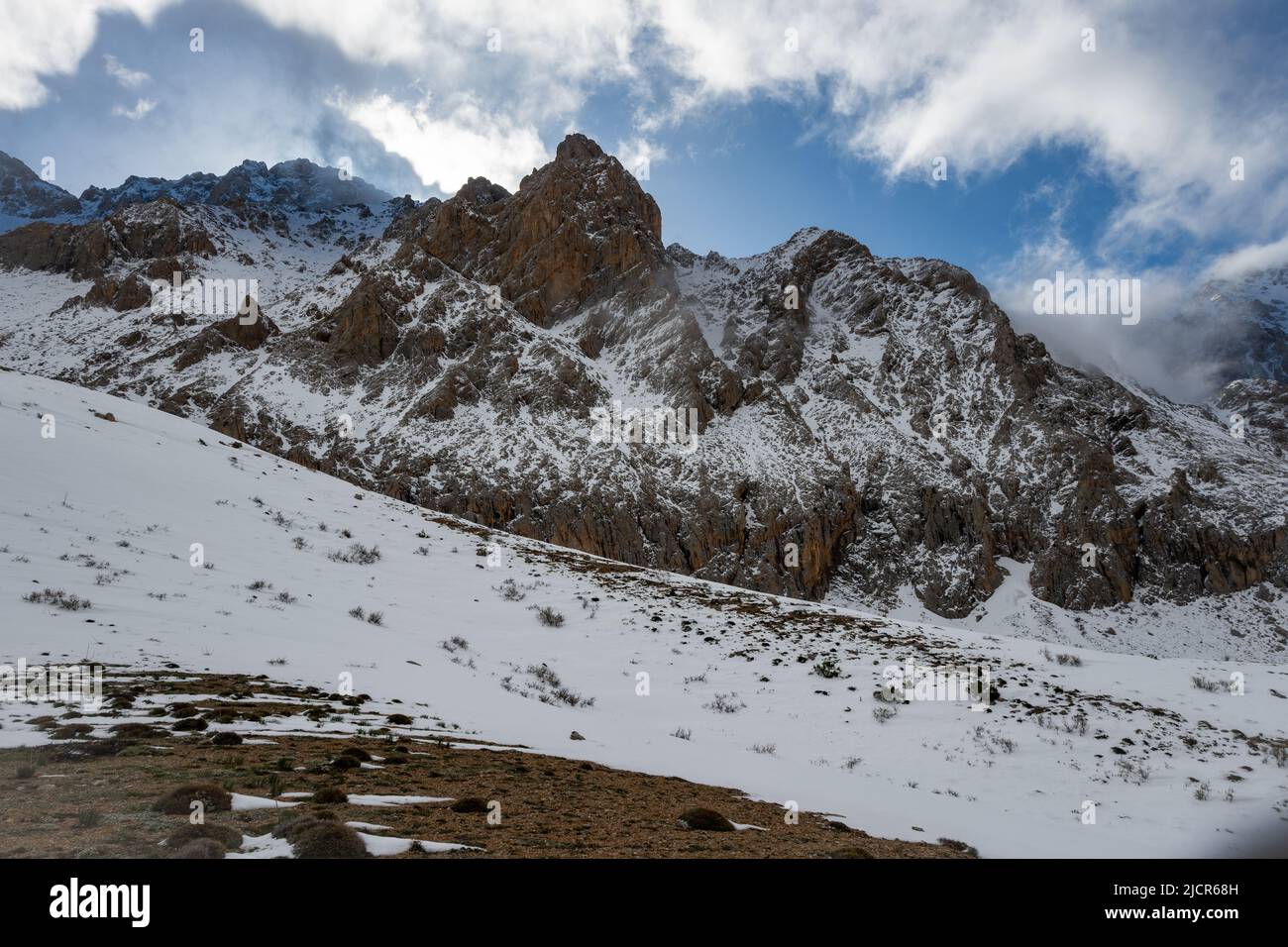 Cima innevata del Monte Demirkazık dei Monti Taurus. Niğde, Türkiye. Foto Stock