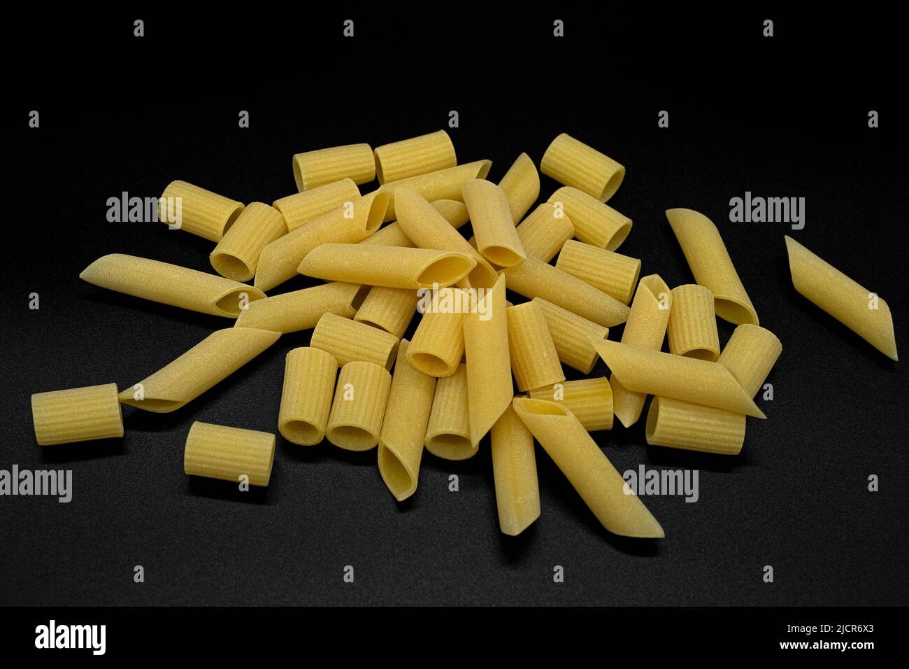 Penne fresche crude e pasta di maccaroni, cucina italiana sana sfondo cibo Foto Stock