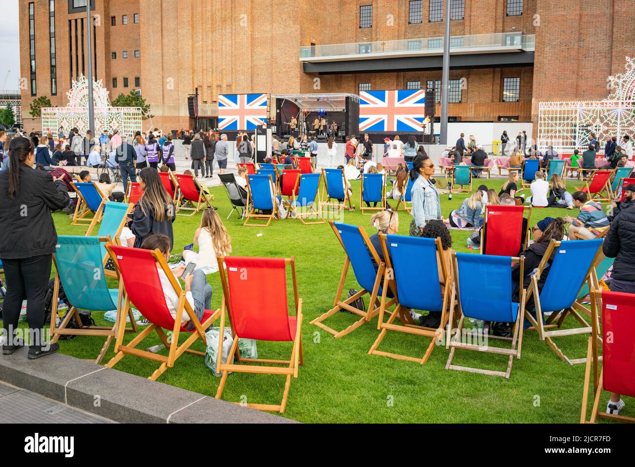 Persone che festeggiano il Queens Platinum Jubilee 2022 presso la centrale elettrica di Battersea a Londra, Inghilterra, Regno Unito. La stazione è uno dei mattoni più grandi del mondo Foto Stock