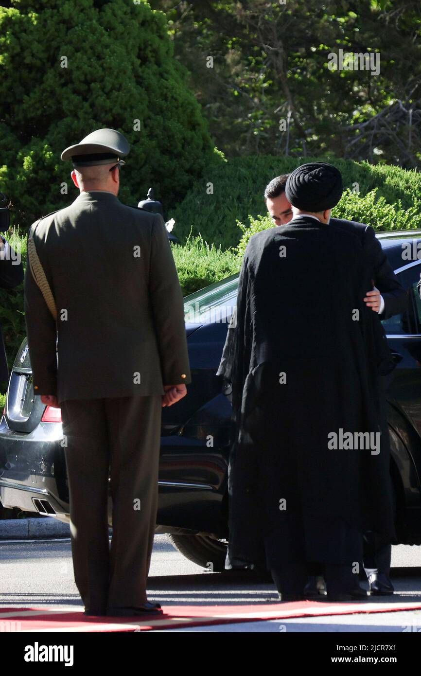 Teheran, Teheran, Iran. 15th giugno 2022. Una foto di handout resa disponibile dall'Ufficio Presidenziale iraniano mostra il presidente iraniano EBRAHIM RAISI e il presidente del Turkmenistan SERDAR BERDIMUHAMEDOW durante una cerimonia di benvenuto al palazzo presidenziale di Teheran, Iran, 15 giugno 2022. Berdimuhamedow si trova a Teheran per incontrare i funzionari iraniani. (Credit Image: © Iranian Presidency via ZUMA Press Wire) Foto Stock