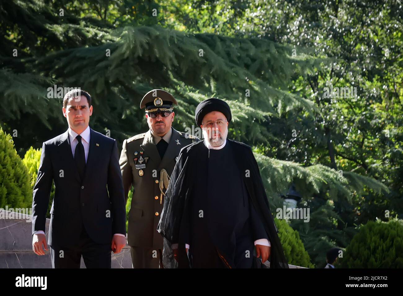 Teheran, Teheran, Iran. 15th giugno 2022. Una foto di handout resa disponibile dall'Ufficio Presidenziale iraniano mostra il presidente iraniano EBRAHIM RAISI e il presidente del Turkmenistan SERDAR BERDIMUHAMEDOW durante una cerimonia di benvenuto al palazzo presidenziale di Teheran, Iran, 15 giugno 2022. Berdimuhamedow si trova a Teheran per incontrare i funzionari iraniani. (Credit Image: © Iranian Presidency via ZUMA Press Wire) Foto Stock