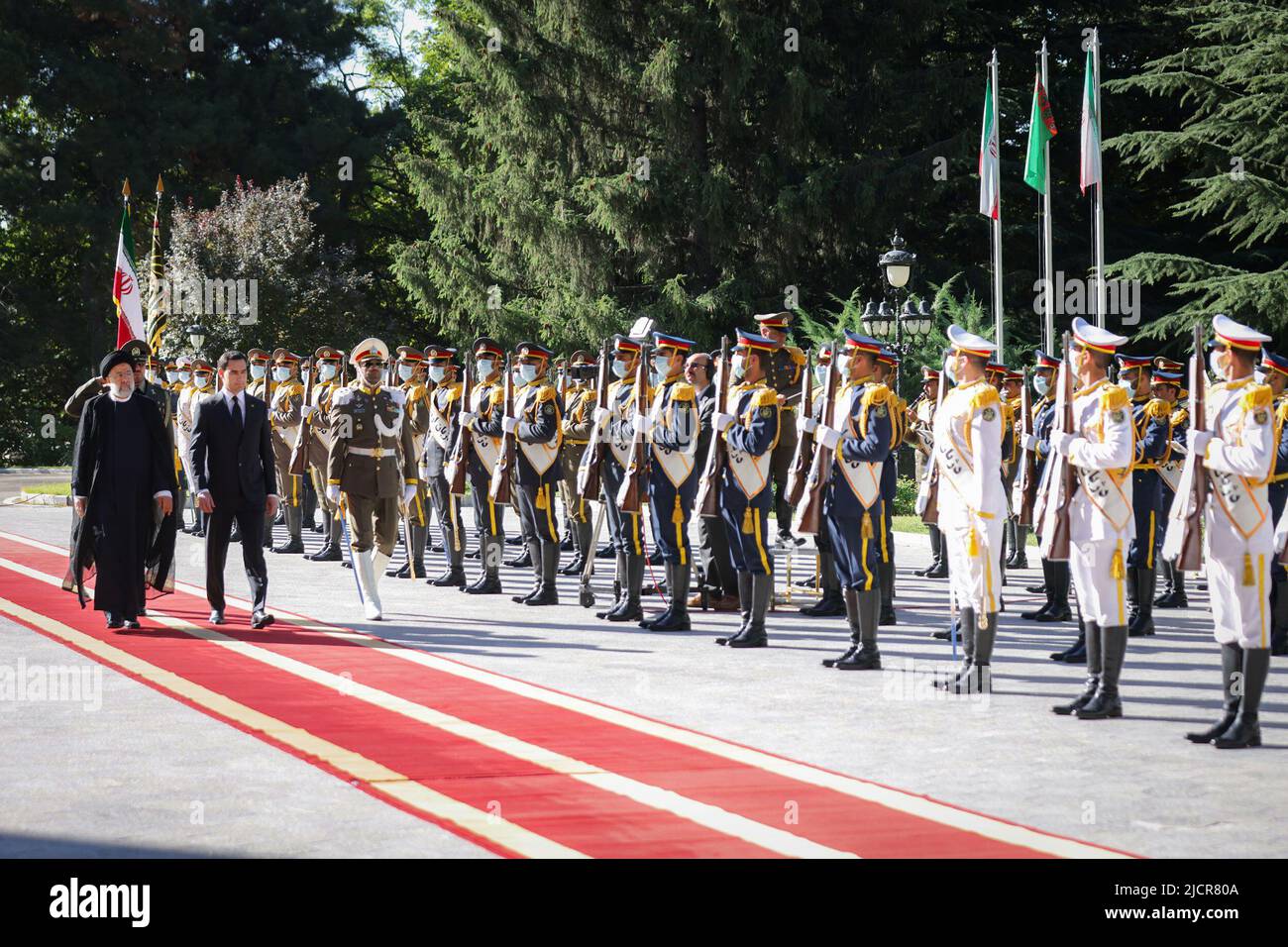 Teheran, Teheran, Iran. 15th giugno 2022. Una foto di handout resa disponibile dall'Ufficio Presidenziale iraniano mostra il presidente iraniano EBRAHIM RAISI e il presidente del Turkmenistan SERDAR BERDIMUHAMEDOW durante una cerimonia di benvenuto al palazzo presidenziale di Teheran, Iran, 15 giugno 2022. Berdimuhamedow si trova a Teheran per incontrare i funzionari iraniani. (Credit Image: © Iranian Presidency via ZUMA Press Wire) Foto Stock