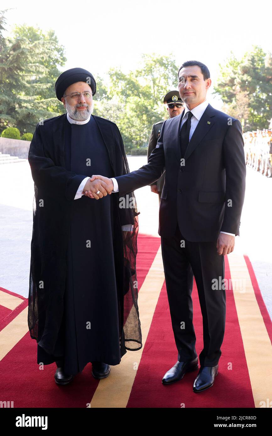 Teheran, Teheran, Iran. 15th giugno 2022. Una foto di handout resa disponibile dall'Ufficio Presidenziale iraniano mostra il presidente iraniano EBRAHIM RAISI e il presidente del Turkmenistan SERDAR BERDIMUHAMEDOW durante una cerimonia di benvenuto al palazzo presidenziale di Teheran, Iran, 15 giugno 2022. Berdimuhamedow si trova a Teheran per incontrare i funzionari iraniani. (Credit Image: © Iranian Presidency via ZUMA Press Wire) Foto Stock