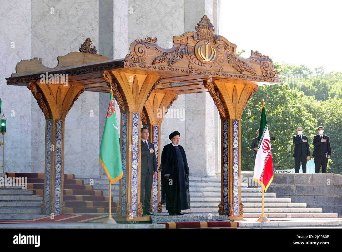 Teheran, Teheran, Iran. 15th giugno 2022. Una foto di handout resa disponibile dall'Ufficio Presidenziale iraniano mostra il presidente iraniano EBRAHIM RAISI e il presidente del Turkmenistan SERDAR BERDIMUHAMEDOW durante una cerimonia di benvenuto al palazzo presidenziale di Teheran, Iran, 15 giugno 2022. Berdimuhamedow si trova a Teheran per incontrare i funzionari iraniani. (Credit Image: © Iranian Presidency via ZUMA Press Wire) Foto Stock