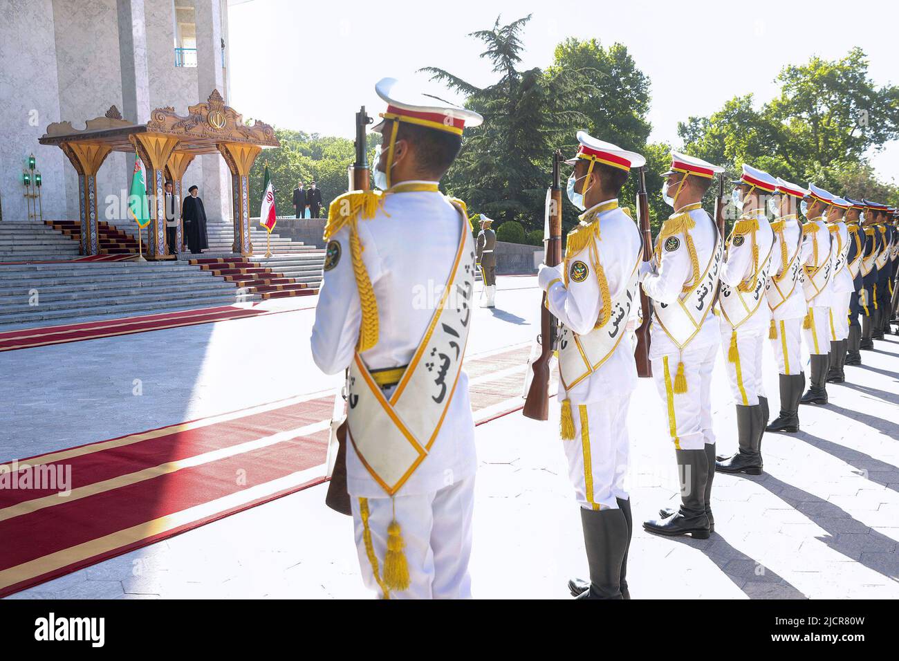 Teheran, Teheran, Iran. 15th giugno 2022. Una foto di handout resa disponibile dall'Ufficio Presidenziale iraniano mostra il presidente iraniano EBRAHIM RAISI e il presidente del Turkmenistan SERDAR BERDIMUHAMEDOW durante una cerimonia di benvenuto al palazzo presidenziale di Teheran, Iran, 15 giugno 2022. Berdimuhamedow si trova a Teheran per incontrare i funzionari iraniani. (Credit Image: © Iranian Presidency via ZUMA Press Wire) Foto Stock