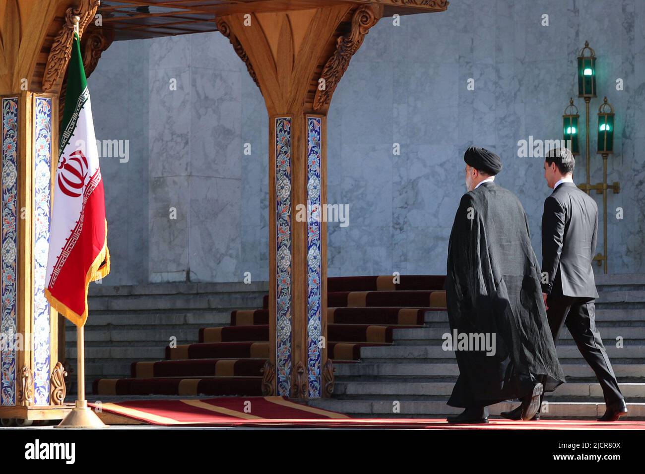 Teheran, Teheran, Iran. 15th giugno 2022. Una foto di handout resa disponibile dall'Ufficio Presidenziale iraniano mostra il presidente iraniano EBRAHIM RAISI e il presidente del Turkmenistan SERDAR BERDIMUHAMEDOW durante una cerimonia di benvenuto al palazzo presidenziale di Teheran, Iran, 15 giugno 2022. Berdimuhamedow si trova a Teheran per incontrare i funzionari iraniani. (Credit Image: © Iranian Presidency via ZUMA Press Wire) Foto Stock