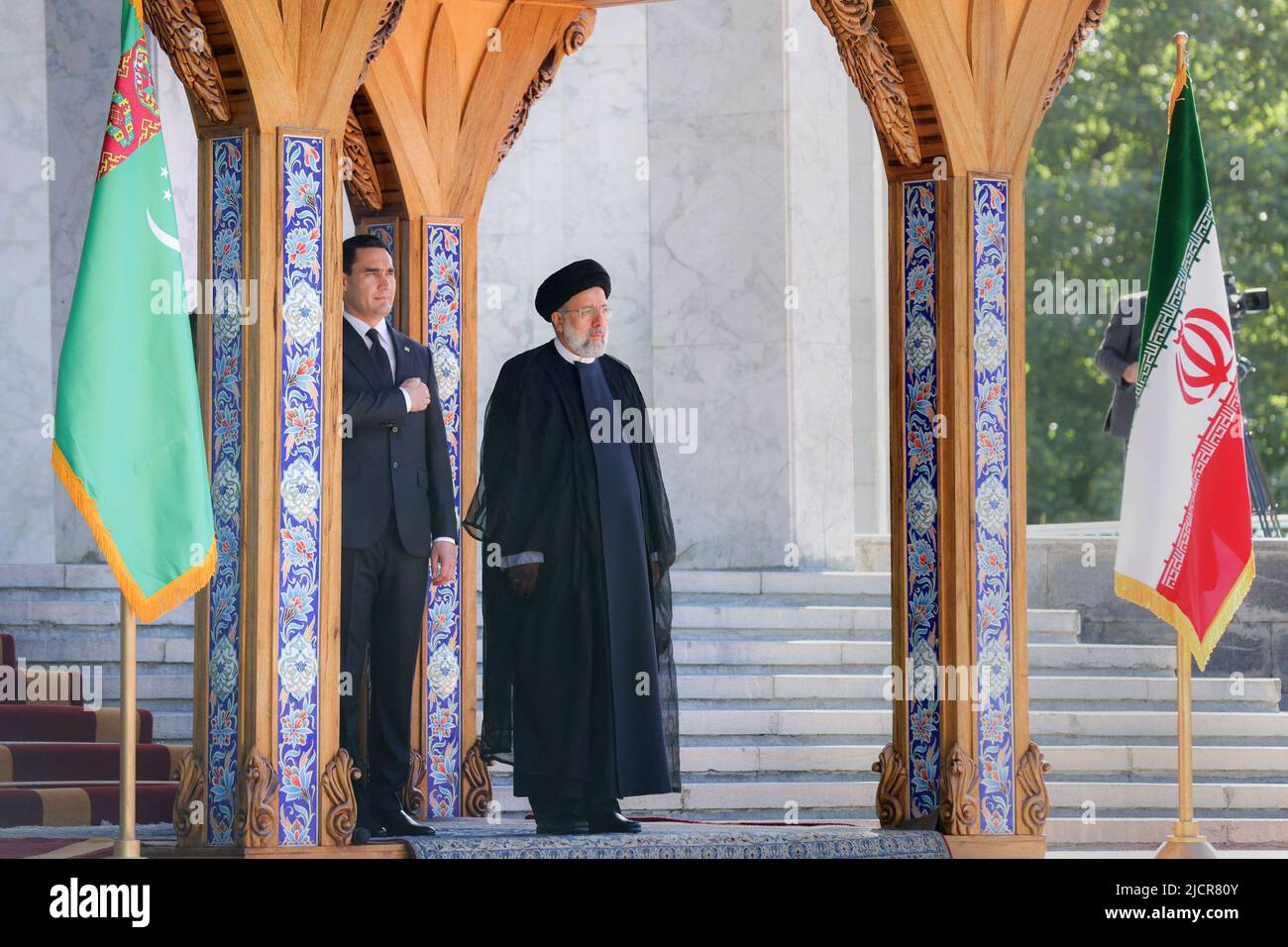 Teheran, Teheran, Iran. 15th giugno 2022. Una foto di handout resa disponibile dall'Ufficio Presidenziale iraniano mostra il presidente iraniano EBRAHIM RAISI e il presidente del Turkmenistan SERDAR BERDIMUHAMEDOW durante una cerimonia di benvenuto al palazzo presidenziale di Teheran, Iran, 15 giugno 2022. Berdimuhamedow si trova a Teheran per incontrare i funzionari iraniani. (Credit Image: © Iranian Presidency via ZUMA Press Wire) Foto Stock