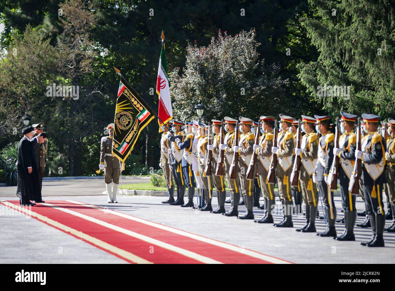 Teheran, Teheran, Iran. 15th giugno 2022. Una foto di handout resa disponibile dall'Ufficio Presidenziale iraniano mostra il presidente iraniano EBRAHIM RAISI e il presidente del Turkmenistan SERDAR BERDIMUHAMEDOW durante una cerimonia di benvenuto al palazzo presidenziale di Teheran, Iran, 15 giugno 2022. Berdimuhamedow si trova a Teheran per incontrare i funzionari iraniani. (Credit Image: © Iranian Presidency via ZUMA Press Wire) Foto Stock