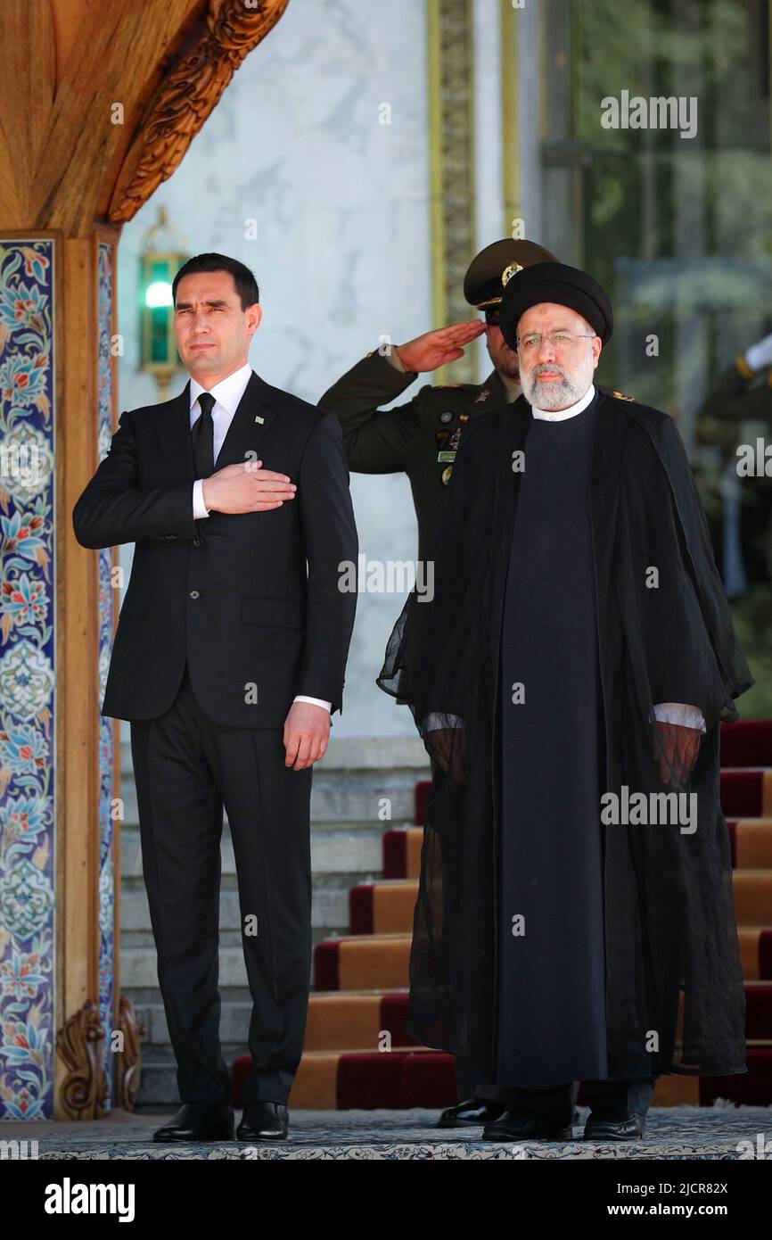 Teheran, Teheran, Iran. 15th giugno 2022. Una foto di handout resa disponibile dall'Ufficio Presidenziale iraniano mostra il presidente iraniano EBRAHIM RAISI e il presidente del Turkmenistan SERDAR BERDIMUHAMEDOW durante una cerimonia di benvenuto al palazzo presidenziale di Teheran, Iran, 15 giugno 2022. Berdimuhamedow si trova a Teheran per incontrare i funzionari iraniani. (Credit Image: © Iranian Presidency via ZUMA Press Wire) Foto Stock
