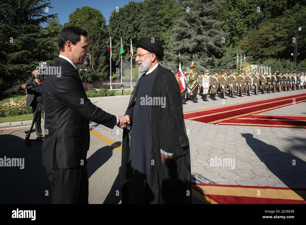 Teheran, Teheran, Iran. 15th giugno 2022. Una foto di handout resa disponibile dall'Ufficio Presidenziale iraniano mostra il presidente iraniano EBRAHIM RAISI e il presidente del Turkmenistan SERDAR BERDIMUHAMEDOW durante una cerimonia di benvenuto al palazzo presidenziale di Teheran, Iran, 15 giugno 2022. Berdimuhamedow si trova a Teheran per incontrare i funzionari iraniani. (Credit Image: © Iranian Presidency via ZUMA Press Wire) Foto Stock