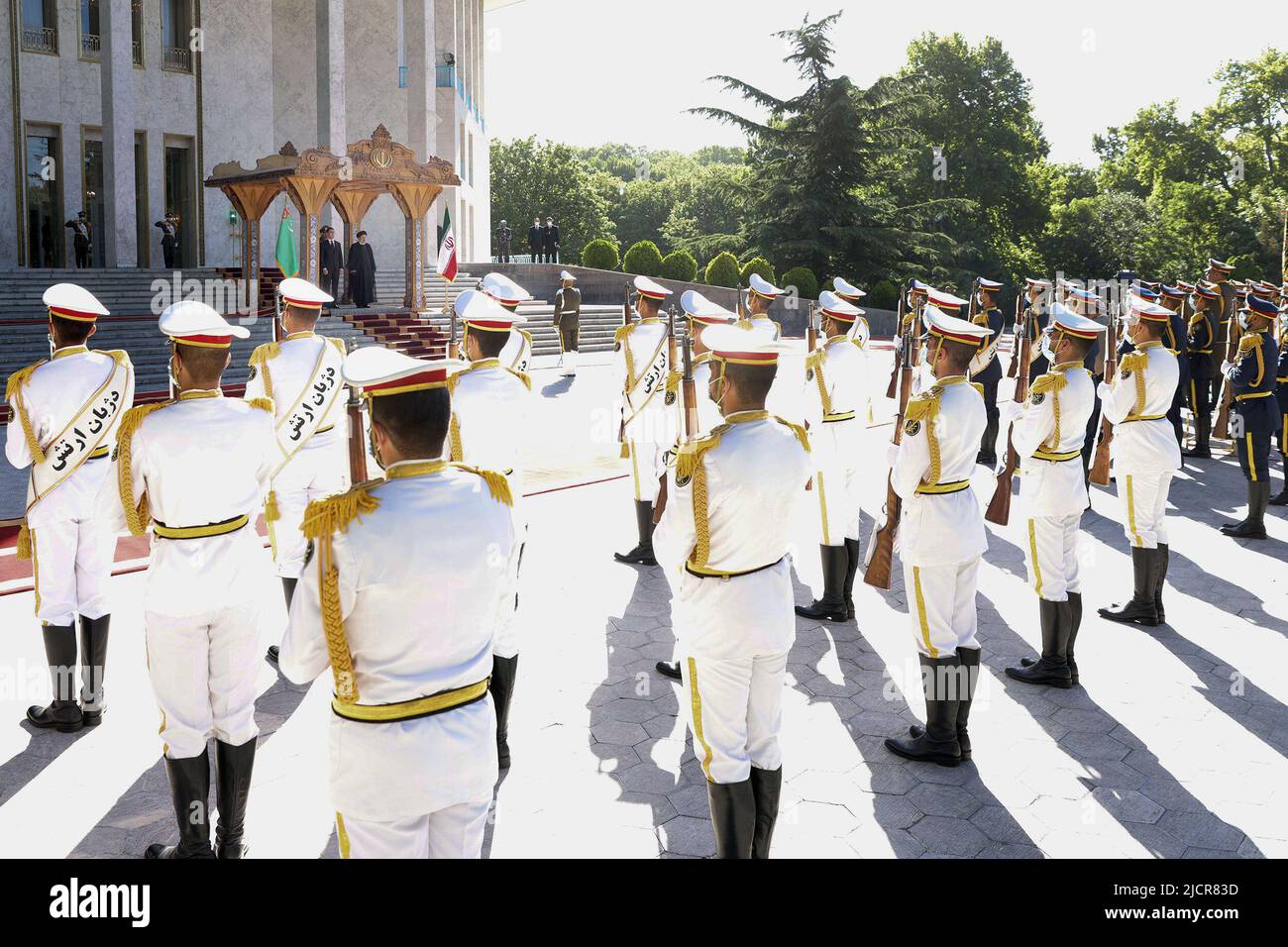Teheran, Teheran, Iran. 15th giugno 2022. Una foto di handout resa disponibile dall'Ufficio Presidenziale iraniano mostra il presidente iraniano EBRAHIM RAISI e il presidente del Turkmenistan SERDAR BERDIMUHAMEDOW durante una cerimonia di benvenuto al palazzo presidenziale di Teheran, Iran, 15 giugno 2022. Berdimuhamedow si trova a Teheran per incontrare i funzionari iraniani. (Credit Image: © Iranian Presidency via ZUMA Press Wire) Foto Stock