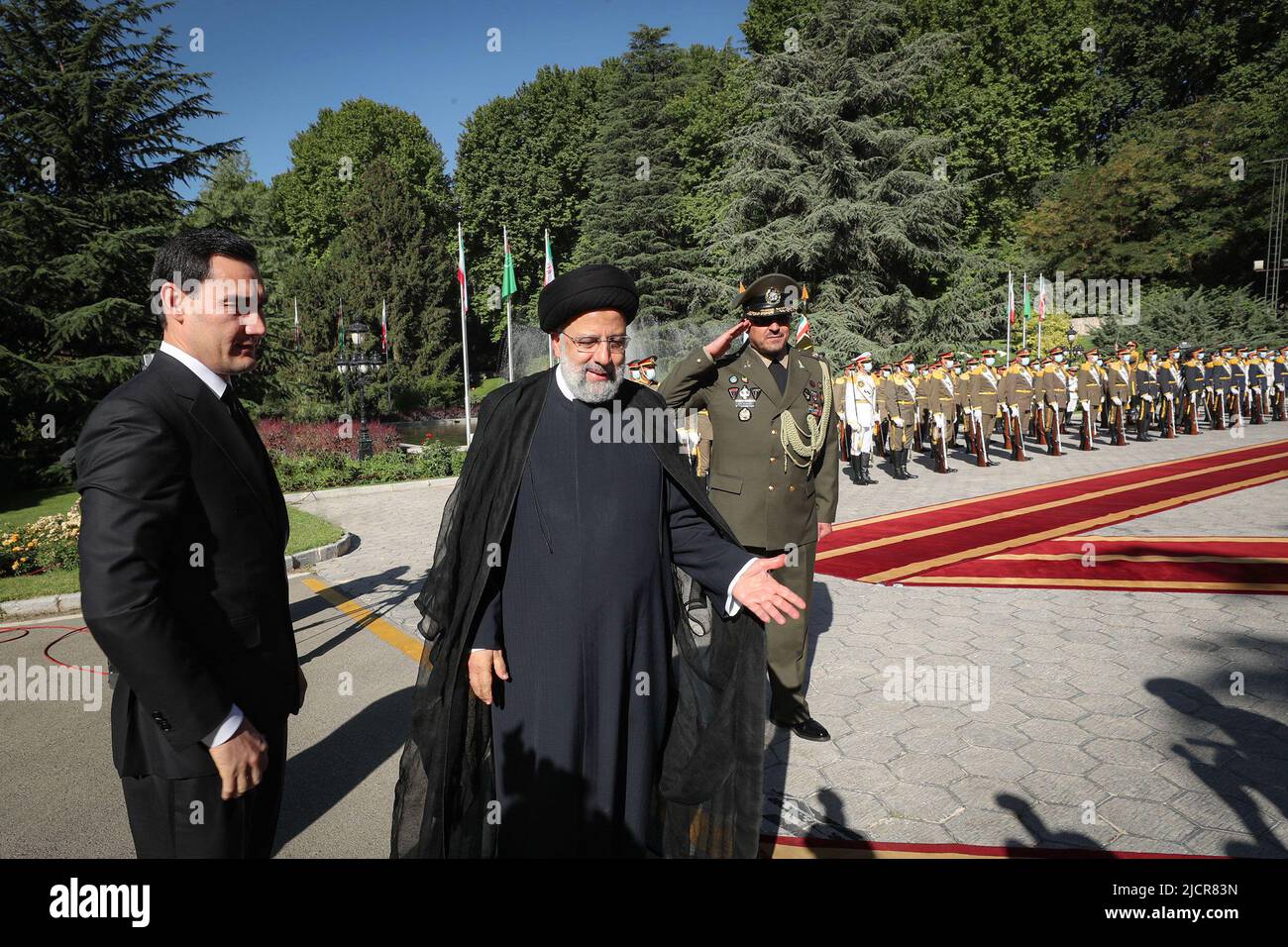 Teheran, Teheran, Iran. 15th giugno 2022. Una foto di handout resa disponibile dall'Ufficio Presidenziale iraniano mostra il presidente iraniano EBRAHIM RAISI e il presidente del Turkmenistan SERDAR BERDIMUHAMEDOW durante una cerimonia di benvenuto al palazzo presidenziale di Teheran, Iran, 15 giugno 2022. Berdimuhamedow si trova a Teheran per incontrare i funzionari iraniani. (Credit Image: © Iranian Presidency via ZUMA Press Wire) Foto Stock
