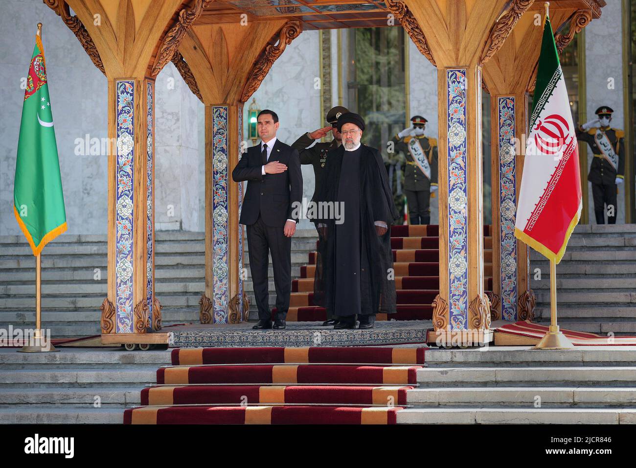 Teheran, Teheran, Iran. 15th giugno 2022. Una foto di handout resa disponibile dall'Ufficio Presidenziale iraniano mostra il presidente iraniano EBRAHIM RAISI e il presidente del Turkmenistan SERDAR BERDIMUHAMEDOW durante una cerimonia di benvenuto al palazzo presidenziale di Teheran, Iran, 15 giugno 2022. Berdimuhamedow si trova a Teheran per incontrare i funzionari iraniani. (Credit Image: © Iranian Presidency via ZUMA Press Wire) Foto Stock