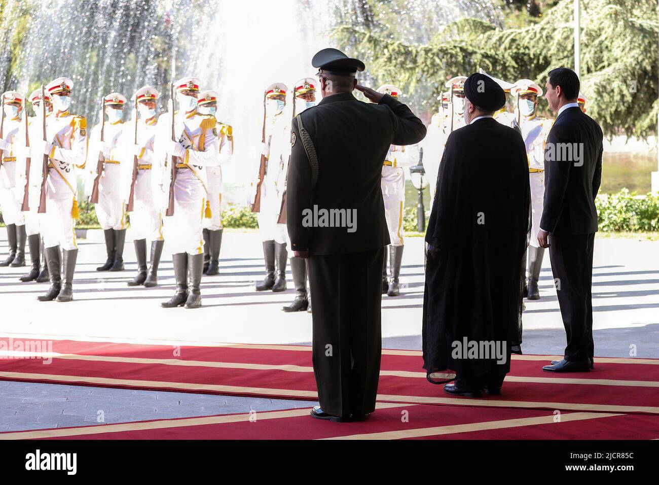 Teheran, Teheran, Iran. 15th giugno 2022. Una foto di handout resa disponibile dall'Ufficio Presidenziale iraniano mostra il presidente iraniano EBRAHIM RAISI e il presidente del Turkmenistan SERDAR BERDIMUHAMEDOW durante una cerimonia di benvenuto al palazzo presidenziale di Teheran, Iran, 15 giugno 2022. Berdimuhamedow si trova a Teheran per incontrare i funzionari iraniani. (Credit Image: © Iranian Presidency via ZUMA Press Wire) Foto Stock