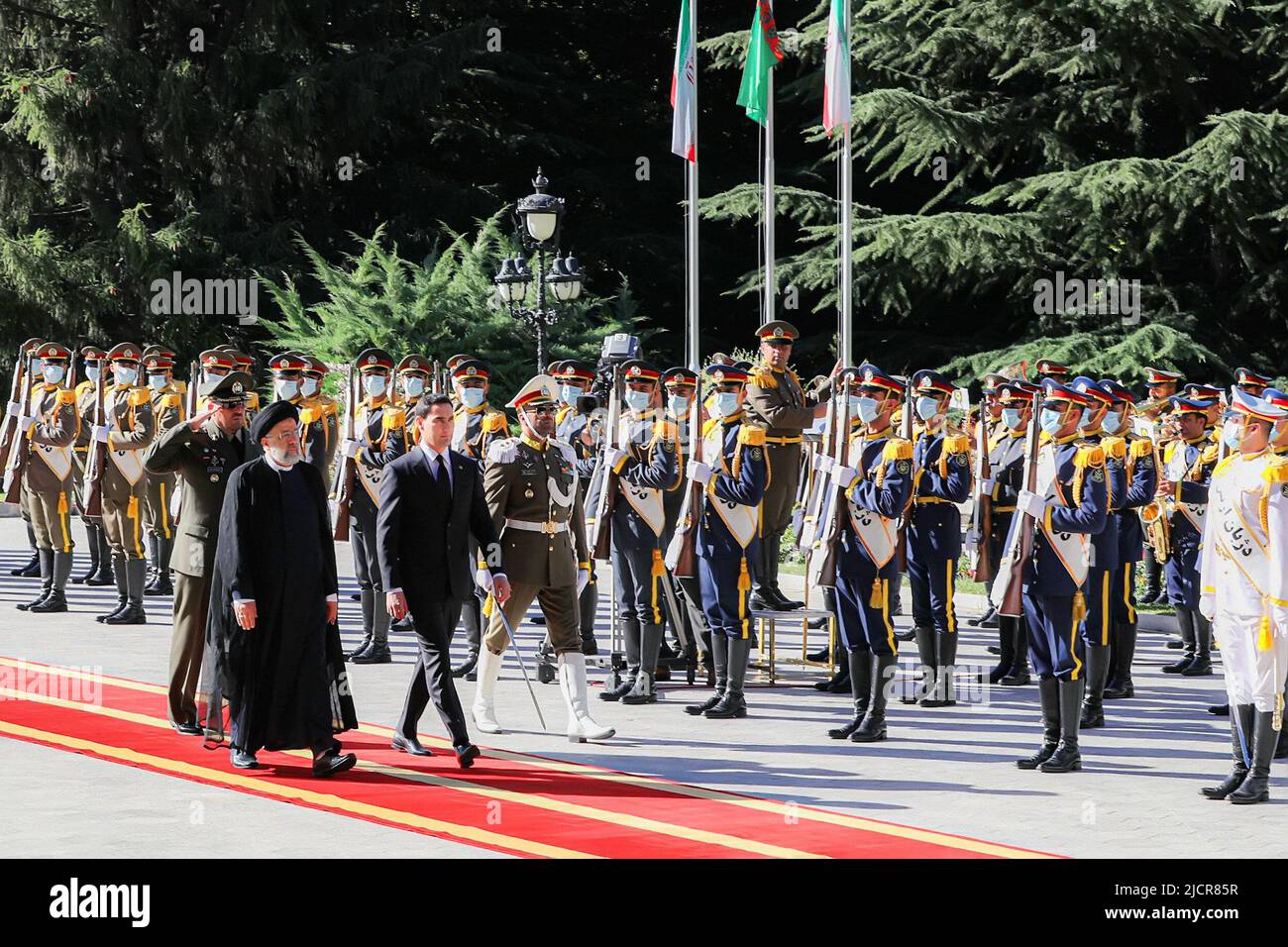 Teheran, Teheran, Iran. 15th giugno 2022. Una foto di handout resa disponibile dall'Ufficio Presidenziale iraniano mostra il presidente iraniano EBRAHIM RAISI e il presidente del Turkmenistan SERDAR BERDIMUHAMEDOW durante una cerimonia di benvenuto al palazzo presidenziale di Teheran, Iran, 15 giugno 2022. Berdimuhamedow si trova a Teheran per incontrare i funzionari iraniani. (Credit Image: © Iranian Presidency via ZUMA Press Wire) Foto Stock