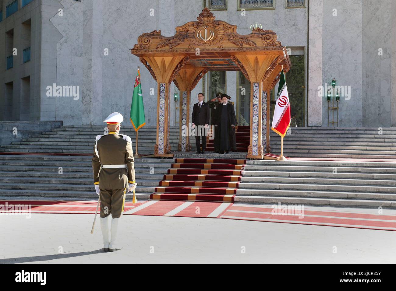 Teheran, Teheran, Iran. 15th giugno 2022. Una foto di handout resa disponibile dall'Ufficio Presidenziale iraniano mostra il presidente iraniano EBRAHIM RAISI e il presidente del Turkmenistan SERDAR BERDIMUHAMEDOW durante una cerimonia di benvenuto al palazzo presidenziale di Teheran, Iran, 15 giugno 2022. Berdimuhamedow si trova a Teheran per incontrare i funzionari iraniani. (Credit Image: © Iranian Presidency via ZUMA Press Wire) Foto Stock