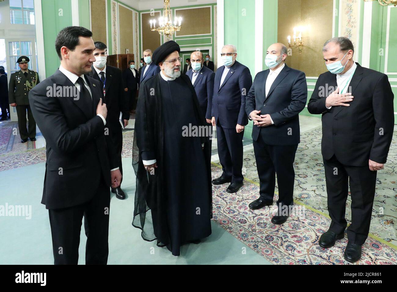 Teheran, Teheran, Iran. 15th giugno 2022. Una foto di handout resa disponibile dall'Ufficio Presidenziale iraniano mostra il presidente iraniano EBRAHIM RAISI e il presidente del Turkmenistan SERDAR BERDIMUHAMEDOW durante una cerimonia di benvenuto al palazzo presidenziale di Teheran, Iran, 15 giugno 2022. Berdimuhamedow si trova a Teheran per incontrare i funzionari iraniani. (Credit Image: © Iranian Presidency via ZUMA Press Wire) Foto Stock
