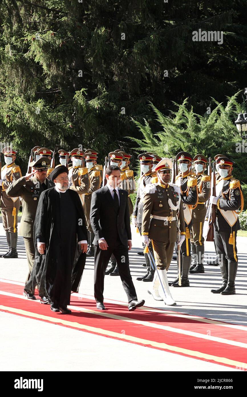 Teheran, Teheran, Iran. 15th giugno 2022. Una foto di handout resa disponibile dall'Ufficio Presidenziale iraniano mostra il presidente iraniano EBRAHIM RAISI e il presidente del Turkmenistan SERDAR BERDIMUHAMEDOW durante una cerimonia di benvenuto al palazzo presidenziale di Teheran, Iran, 15 giugno 2022. Berdimuhamedow si trova a Teheran per incontrare i funzionari iraniani. (Credit Image: © Iranian Presidency via ZUMA Press Wire) Foto Stock