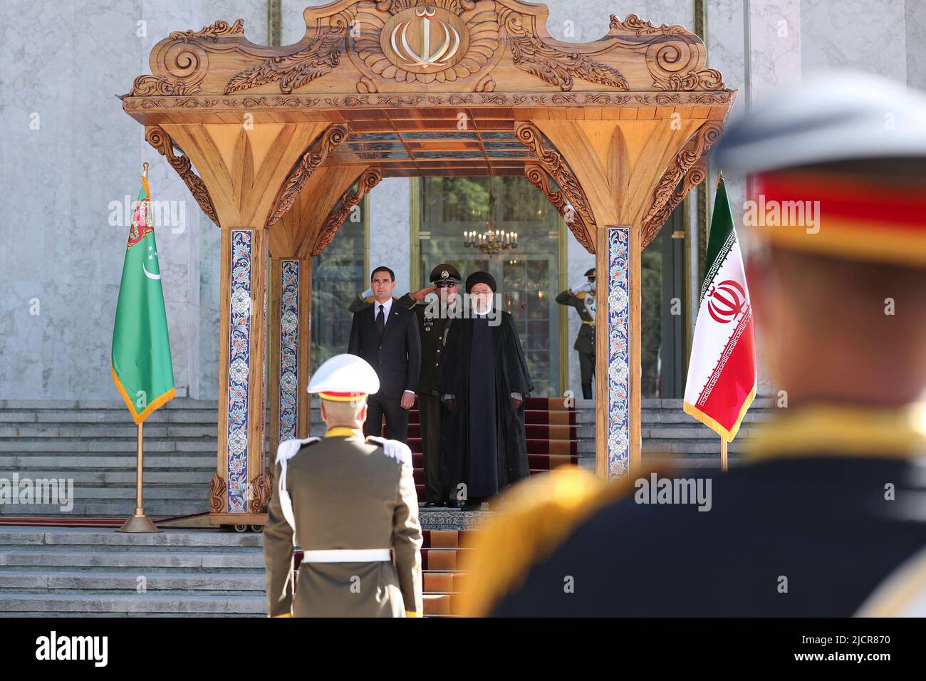 Teheran, Teheran, Iran. 15th giugno 2022. Una foto di handout resa disponibile dall'Ufficio Presidenziale iraniano mostra il presidente iraniano EBRAHIM RAISI e il presidente del Turkmenistan SERDAR BERDIMUHAMEDOW durante una cerimonia di benvenuto al palazzo presidenziale di Teheran, Iran, 15 giugno 2022. Berdimuhamedow si trova a Teheran per incontrare i funzionari iraniani. (Credit Image: © Iranian Presidency via ZUMA Press Wire) Foto Stock