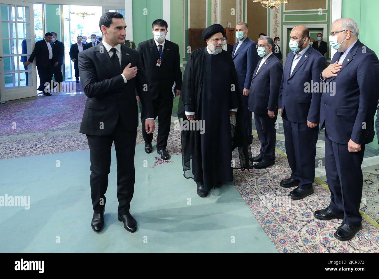 Teheran, Teheran, Iran. 15th giugno 2022. Una foto di handout resa disponibile dall'Ufficio Presidenziale iraniano mostra il presidente iraniano EBRAHIM RAISI e il presidente del Turkmenistan SERDAR BERDIMUHAMEDOW durante una cerimonia di benvenuto al palazzo presidenziale di Teheran, Iran, 15 giugno 2022. Berdimuhamedow si trova a Teheran per incontrare i funzionari iraniani. (Credit Image: © Iranian Presidency via ZUMA Press Wire) Foto Stock