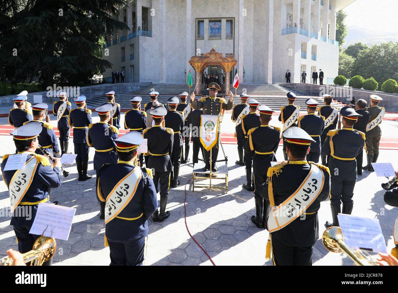 Teheran, Teheran, Iran. 15th giugno 2022. Una foto di handout resa disponibile dall'Ufficio Presidenziale iraniano mostra il presidente iraniano EBRAHIM RAISI e il presidente del Turkmenistan SERDAR BERDIMUHAMEDOW durante una cerimonia di benvenuto al palazzo presidenziale di Teheran, Iran, 15 giugno 2022. Berdimuhamedow si trova a Teheran per incontrare i funzionari iraniani. (Credit Image: © Iranian Presidency via ZUMA Press Wire) Foto Stock