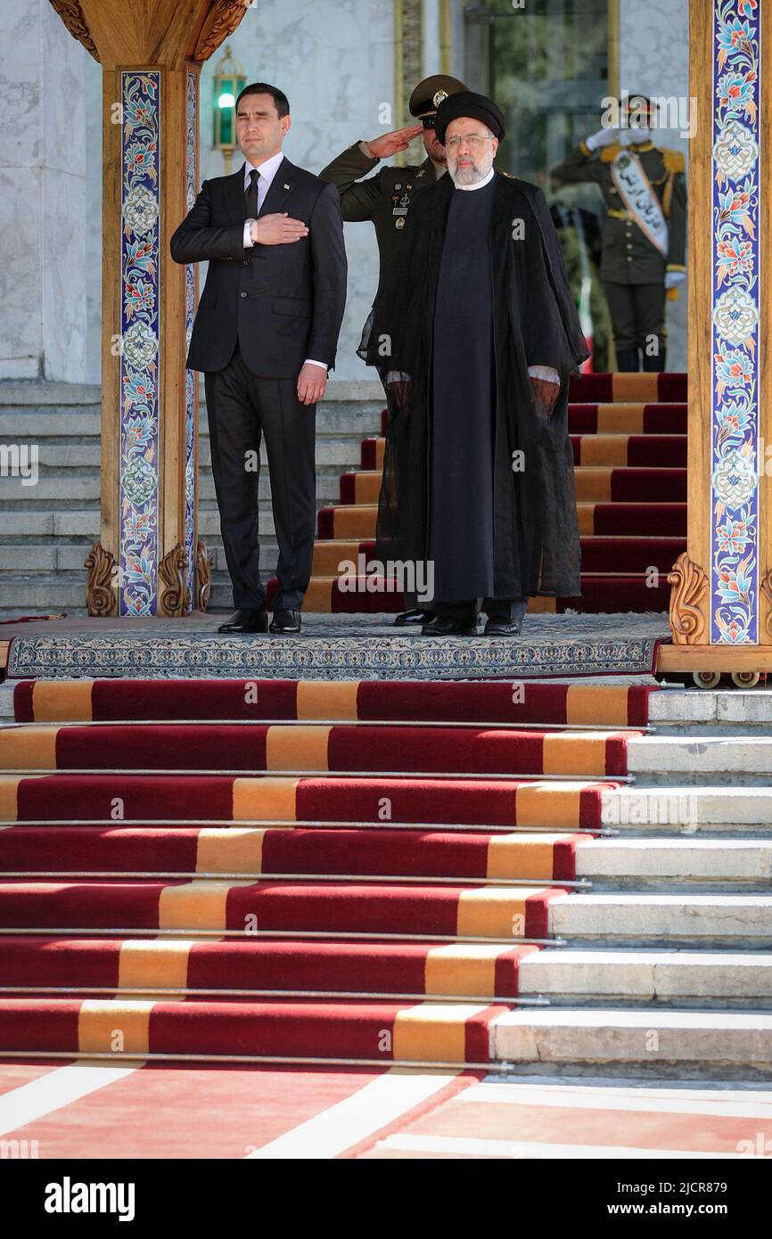 Teheran, Teheran, Iran. 15th giugno 2022. Una foto di handout resa disponibile dall'Ufficio Presidenziale iraniano mostra il presidente iraniano EBRAHIM RAISI e il presidente del Turkmenistan SERDAR BERDIMUHAMEDOW durante una cerimonia di benvenuto al palazzo presidenziale di Teheran, Iran, 15 giugno 2022. Berdimuhamedow si trova a Teheran per incontrare i funzionari iraniani. (Credit Image: © Iranian Presidency via ZUMA Press Wire) Foto Stock