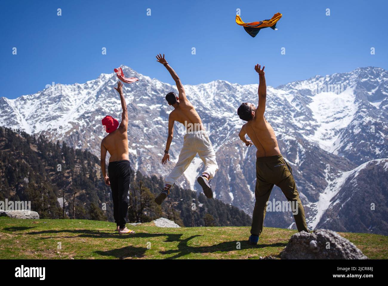 Gruppo di persone che saltano in aria, Trek Triund, Himachal Pradesh, India. Foto Stock