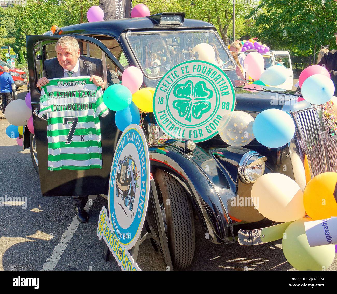 Glasgow, Scozia, Regno Unito giugno 15th 2022. UK Meteo: Warm Day ha visto Sunny Day per i tassisti annuale beneficenza uscita a troon in aiuto di eastpark bambini casa in città est fine. tom boyd celtic carità ambasciatore. Credit Gerard Ferry/Alamy Live News Foto Stock