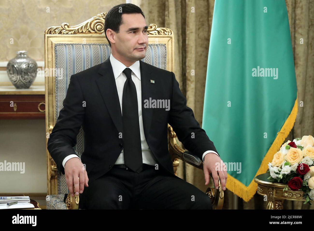 Teheran, Teheran, Iran. 15th giugno 2022. Un'immagine di handout resa disponibile dall'ufficio presidenziale iraniano mostra, il presidente iraniano EBRAHIM RAISI (inosservato) parlando con il presidente del Turkmenistan SERDAR BERDIMUHAMEDOW durante un incontro al palazzo presidenziale di Teheran, Iran, 15 giugno 2022. Berdimuhamedow è in visita ufficiale a Teheran. (Credit Image: © Iranian Presidency via ZUMA Press Wire) Foto Stock