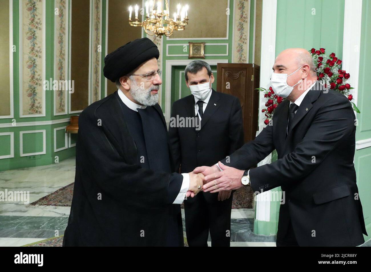 Teheran, Teheran, Iran. 15th giugno 2022. Una foto di handout resa disponibile dall'Ufficio Presidenziale iraniano mostra il presidente iraniano EBRAHIM RAISI e il presidente del Turkmenistan SERDAR BERDIMUHAMEDOW durante una cerimonia di benvenuto al palazzo presidenziale di Teheran, Iran, 15 giugno 2022. Berdimuhamedow si trova a Teheran per incontrare i funzionari iraniani. (Credit Image: © Iranian Presidency via ZUMA Press Wire) Foto Stock